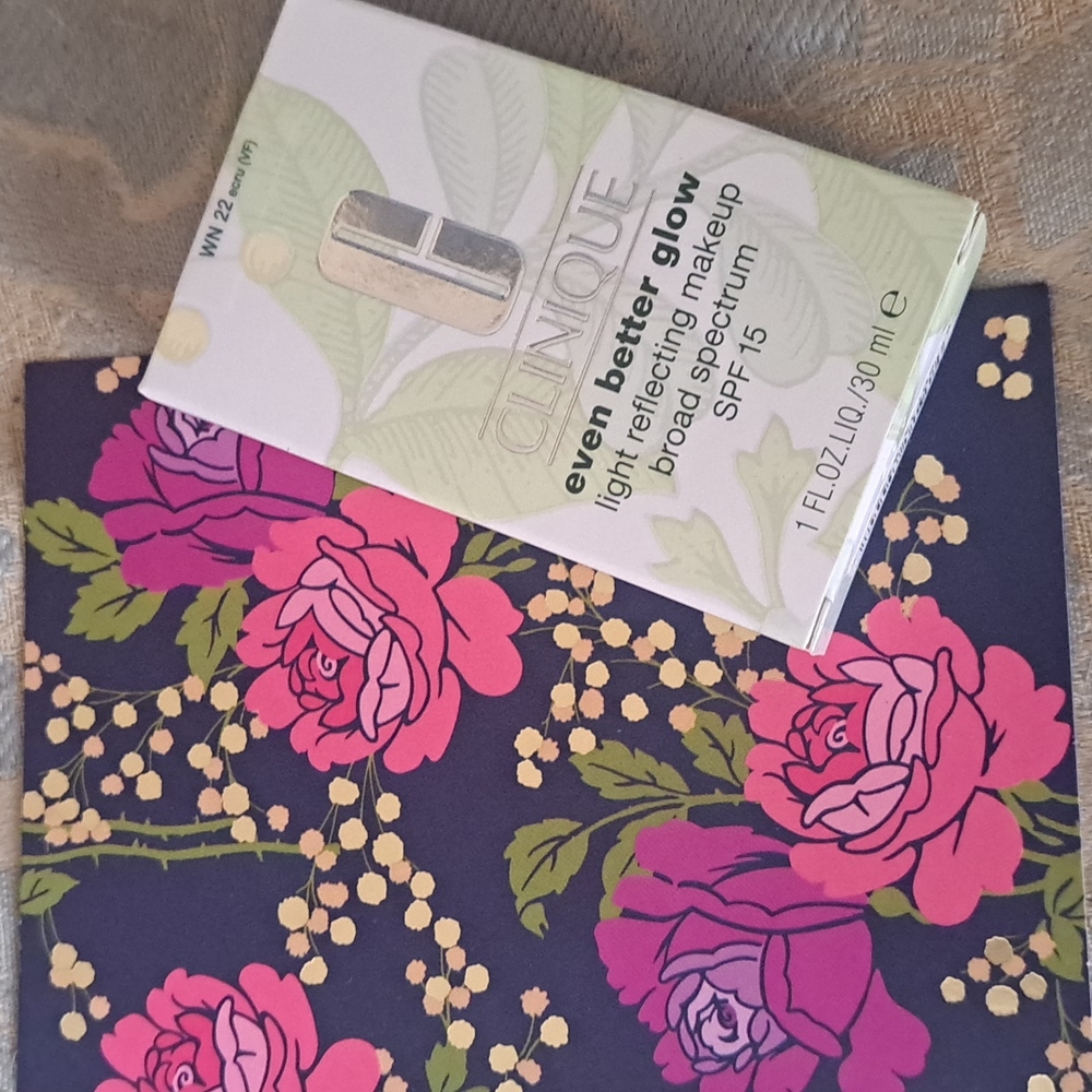 Ecru New Clinique Foundation Even Better Glow SPF 15